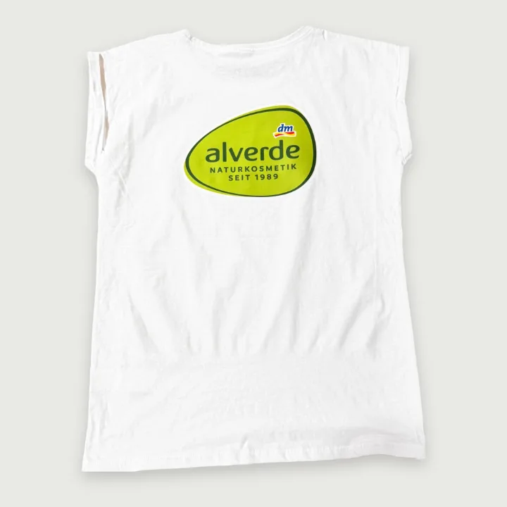 Weißes Shirt mit großem alverde-Logo auf dem Rücken